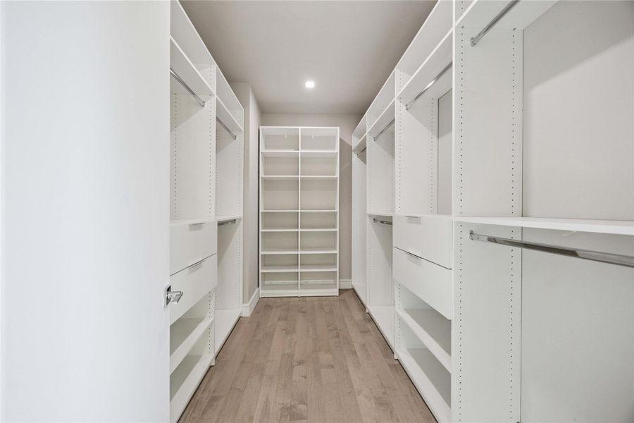 Spacious, unfurnished interior of a new home in , Houston (Image 24).