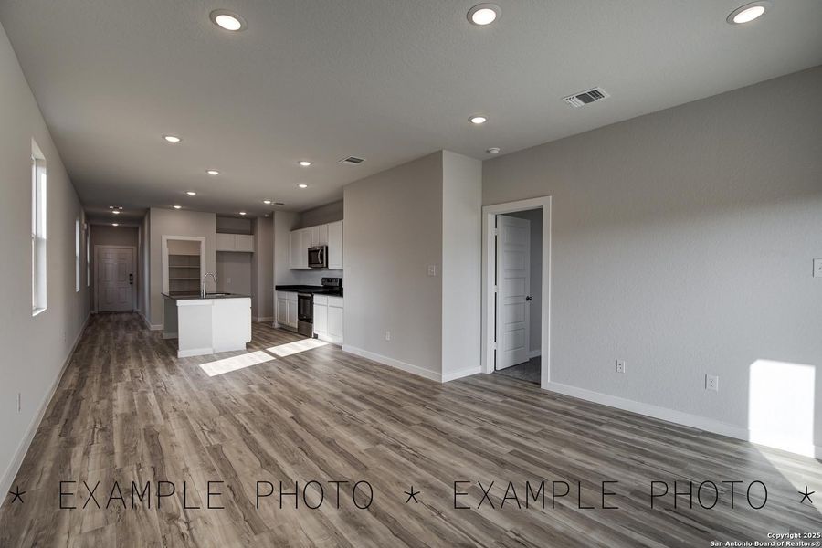 Spacious, unfurnished interior of a new home in Spring Creek, San Antonio (Image 10).
