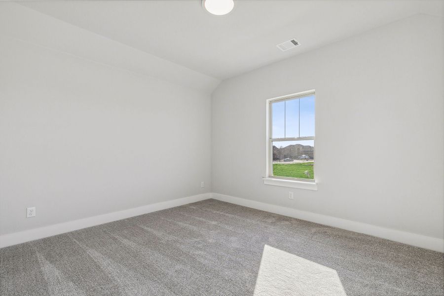 Spacious, unfurnished interior of a new home in Dove Hollow, Waxahachie (Image 26).
