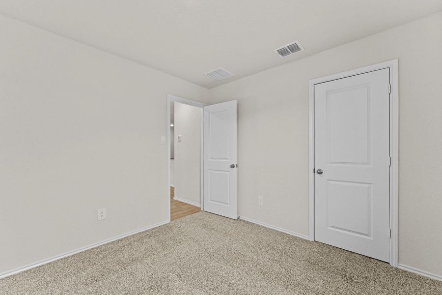 Spacious, unfurnished interior of a new home in Ladera, Luling (Image 20).