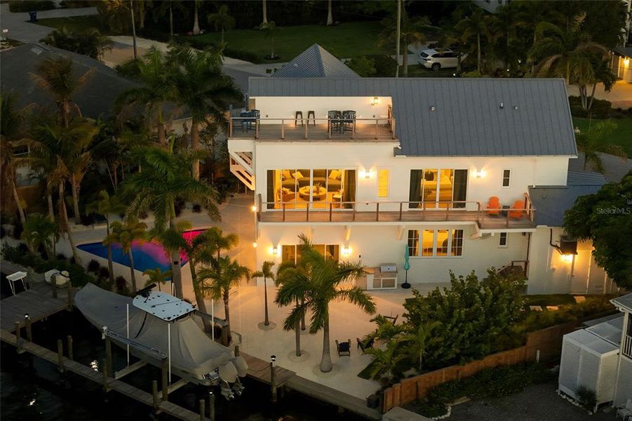 Exterior details and patio area of a home in , Bradenton Beach (Image 25).