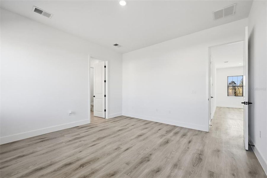 Spacious, unfurnished interior of a new home in , Ocklawaha (Image 50).
