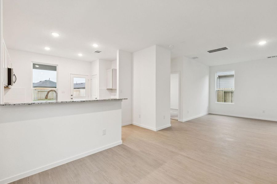 Spacious, unfurnished interior of a new home in Montgomery Bend, Montgomery (Image 18).