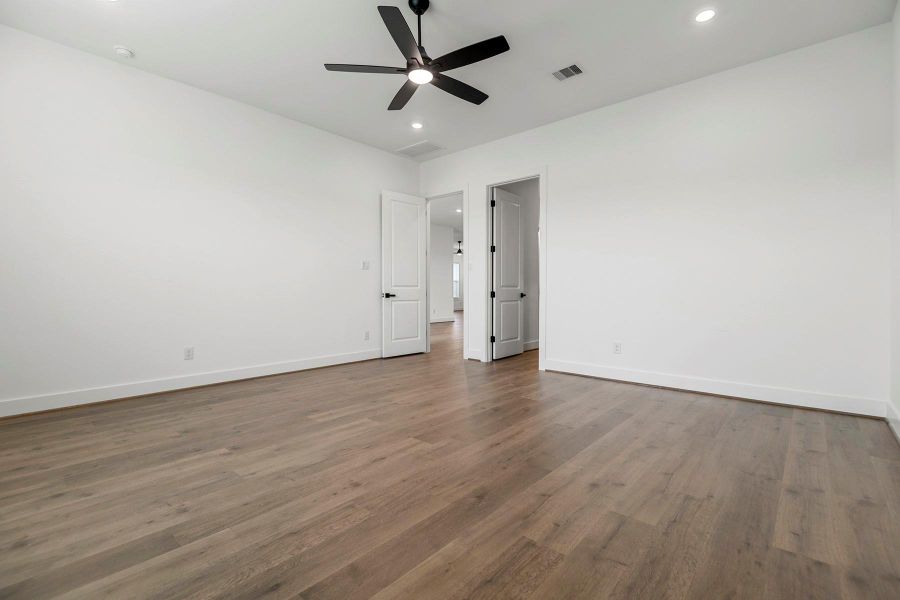Spacious, unfurnished interior of a new home in Hallimore Ranch, Rosenberg (Image 19).