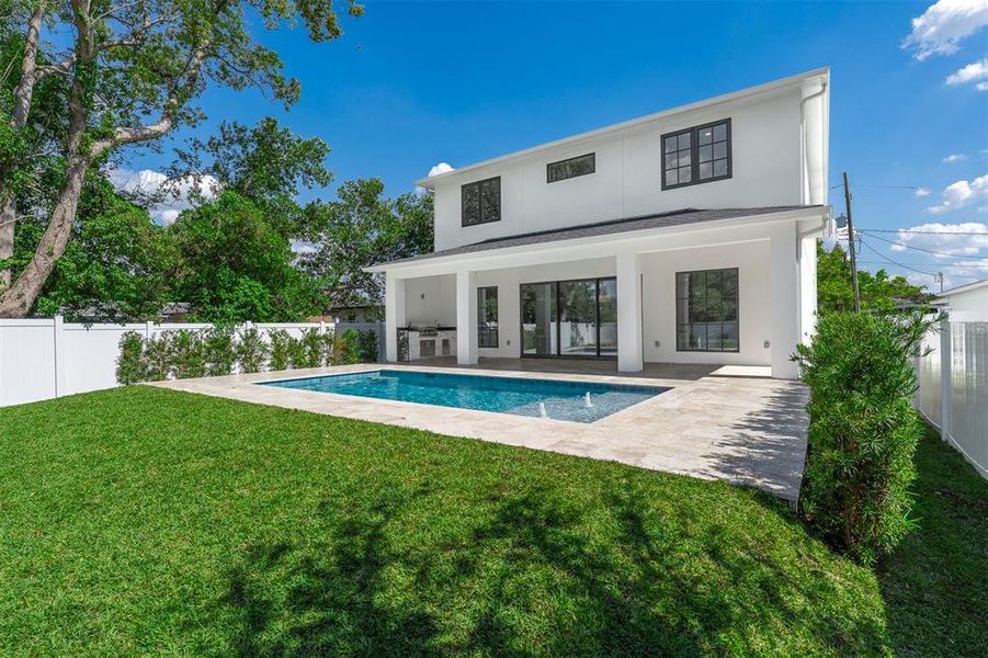Exterior details and patio area of a home in College Park, Orlando (Image 30).