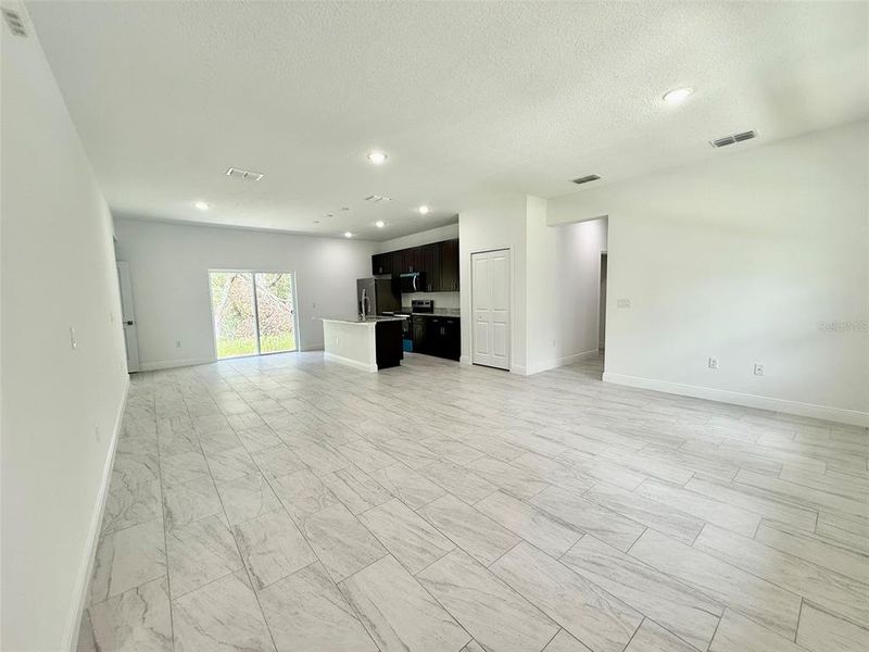 Spacious, unfurnished interior of a new home in , Citrus Springs (Image 11).