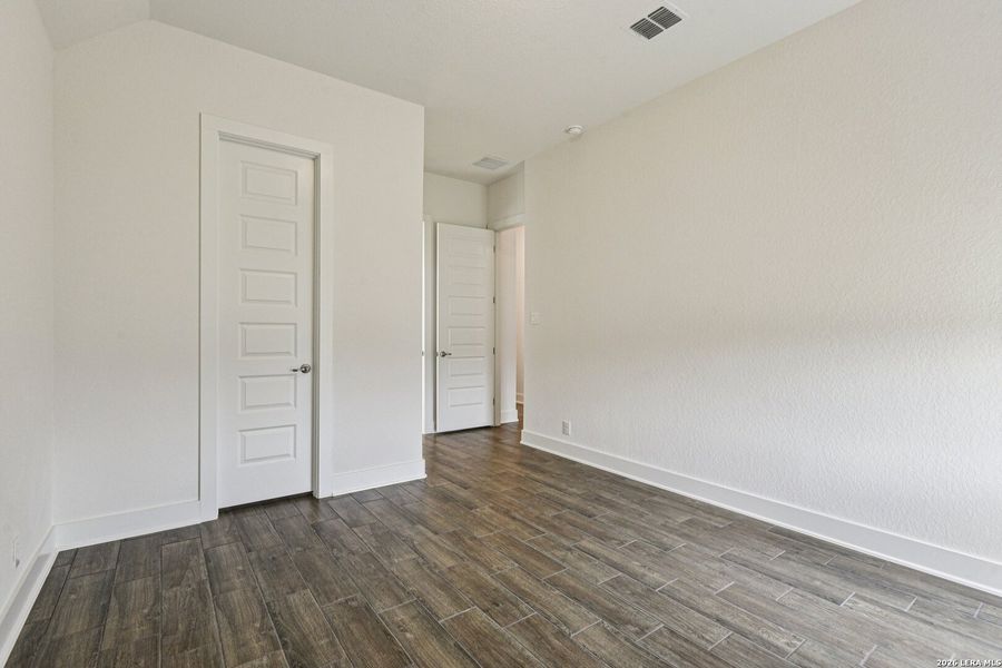 Spacious, unfurnished interior of a new home in Waldsanger, New Braunfels (Image 52).