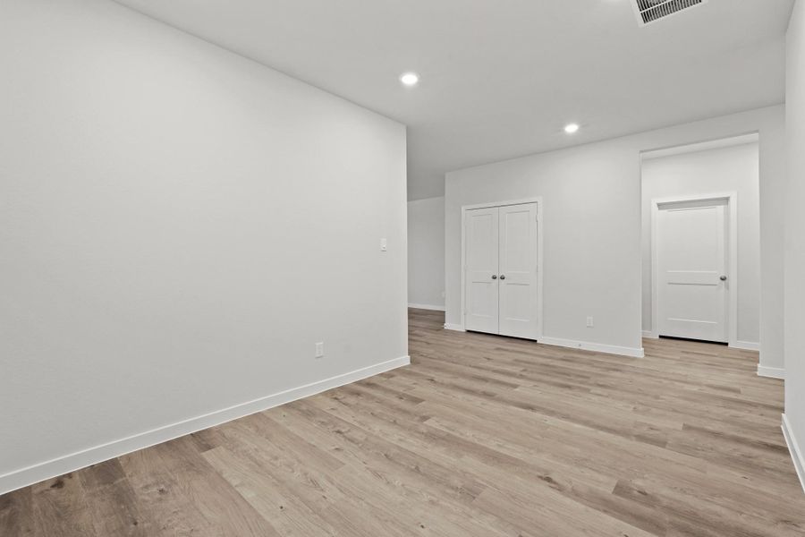 Spacious, unfurnished interior of a new home in Lago Mar, Texas City (Image 17).