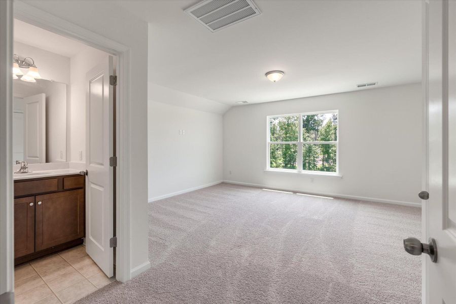 Spacious, unfurnished interior of a new home in Parker's Preserve, Ridgeville (Image 49).