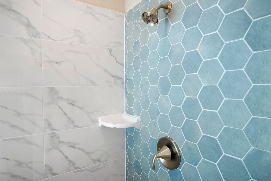 Contrasting shower walls Contrasting shower walls