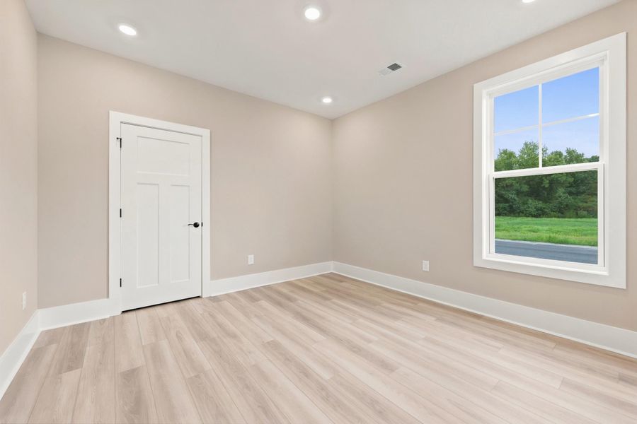 Spacious, unfurnished interior of a new home in Edgefield, Loris (Image 33).