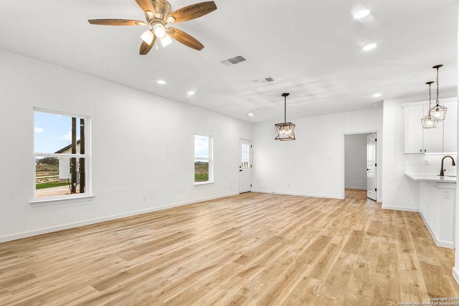Spacious, unfurnished interior of a new home in , La Vernia (Image 11).