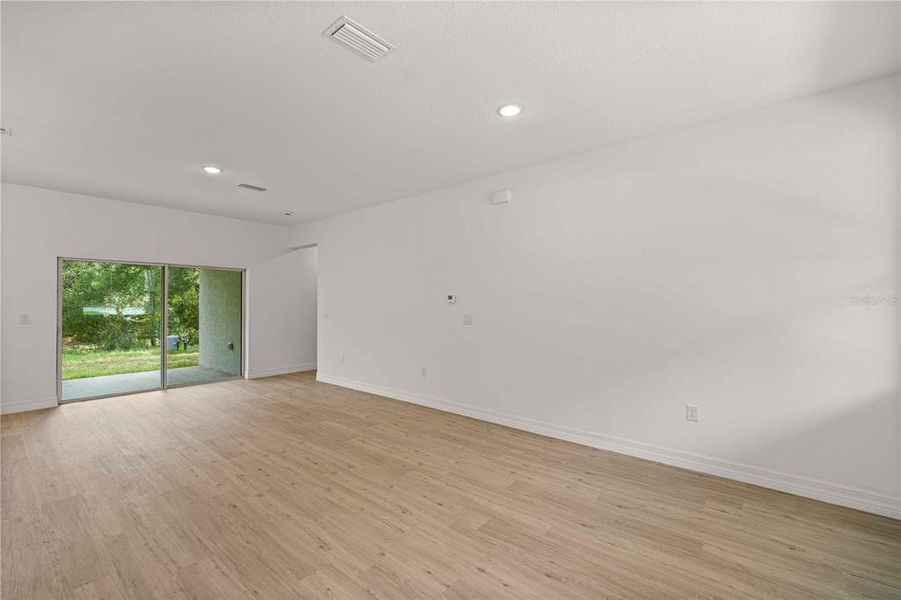 Spacious, unfurnished interior of a new home in , Citrus Springs (Image 21).