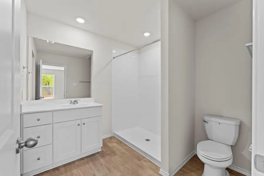 Furnished interior view inside a new home in Ladera, Luling (Image 5).