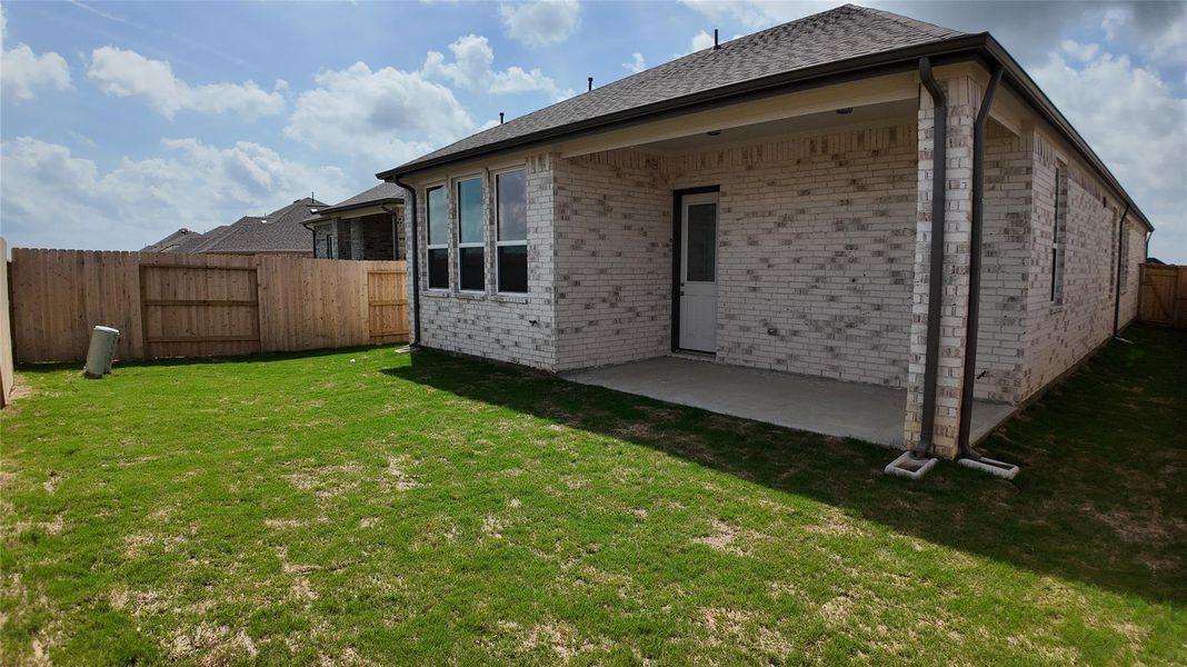 Exterior details and patio area of a home in Wildrye, Waller (Image 3).