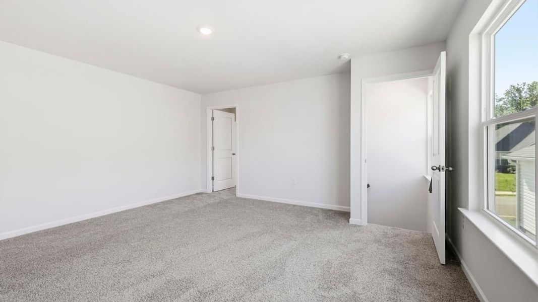 Spacious, unfurnished interior of a new home in Blue Ridge Trail, Fountain Inn (Image 29).