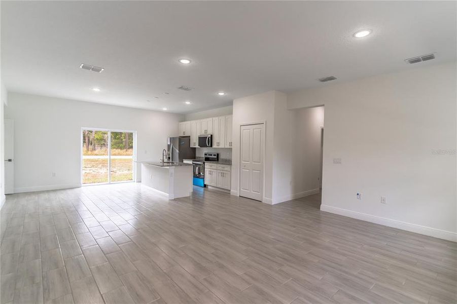Spacious, unfurnished interior of a new home in , Ocala (Image 24).