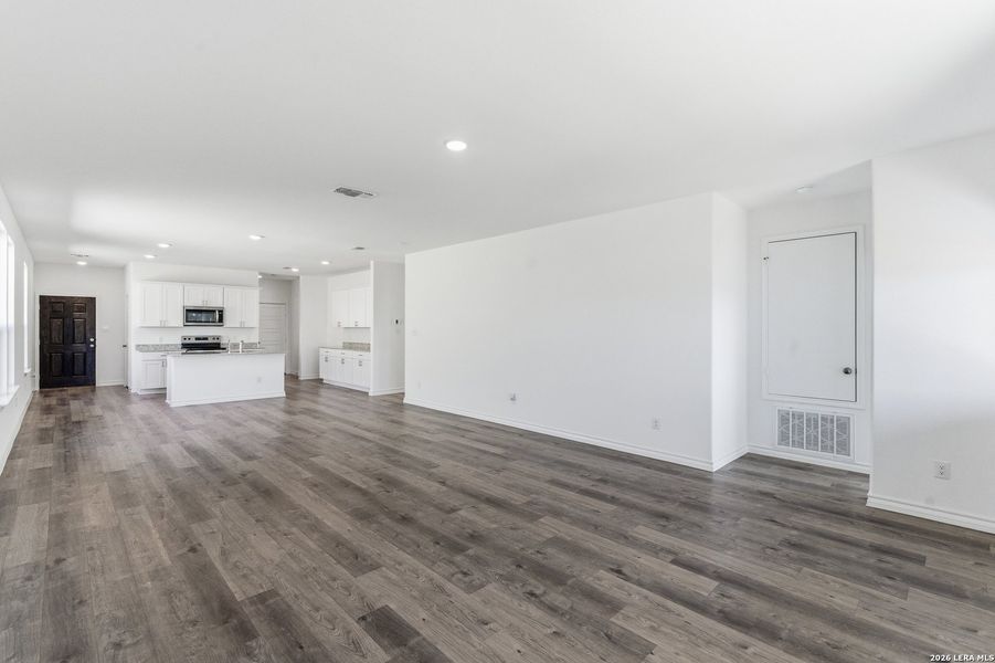 Spacious, unfurnished interior of a new home in Horizon Ridge, San Antonio (Image 23).
