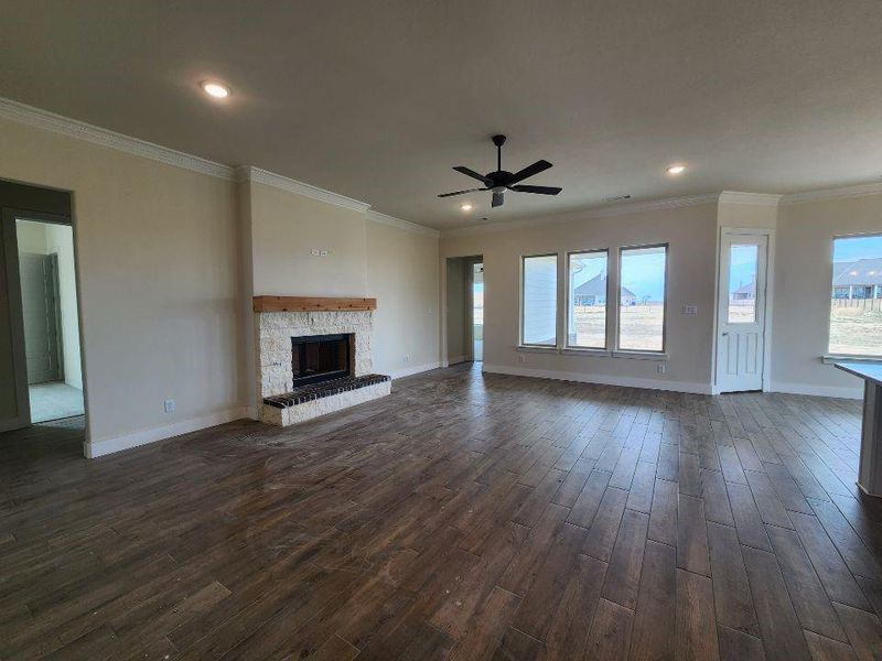 Spacious, unfurnished interior of a new home in Rocky Top, Krum (Image 8).