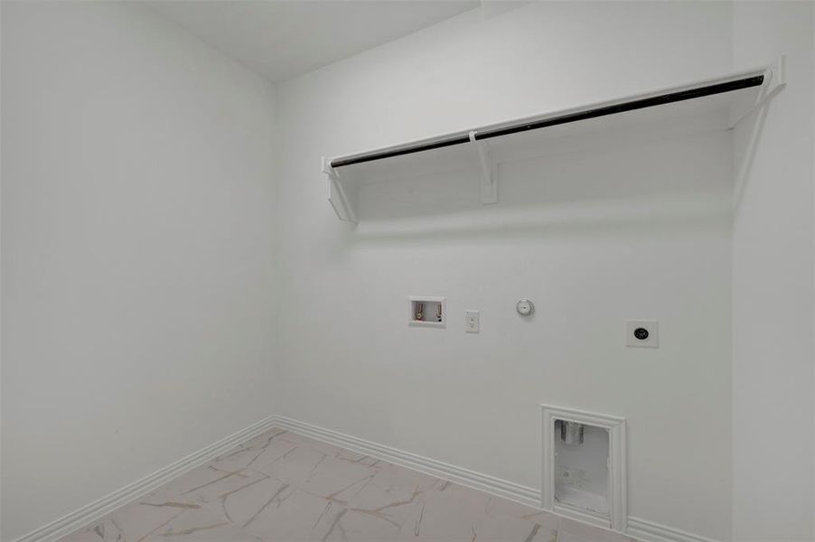 Spacious, unfurnished interior of a new home in Lily Creek at Sutton Fields, Aubrey (Image 21).