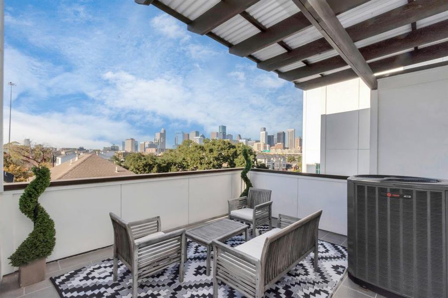 Rooftop deck with beautiful views of Downtown Houston. Perfect for savoring your morning coffee or hosting starlit soirees.