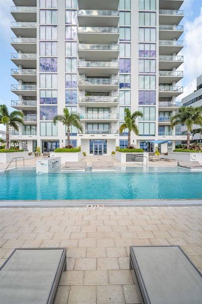 Condo located in St. Petersburg, FL showcasing its design and architecture (Image 27).