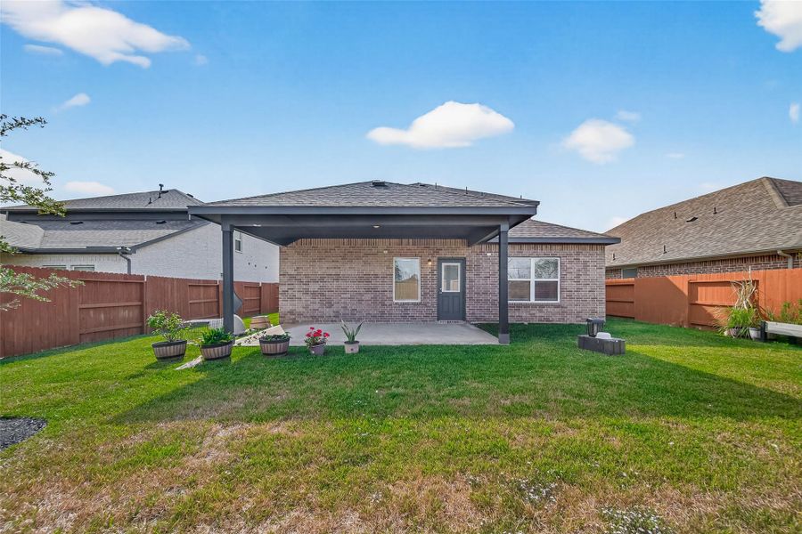 Exterior details and patio area of a home in Massey Oaks, Pearland (Image 25).