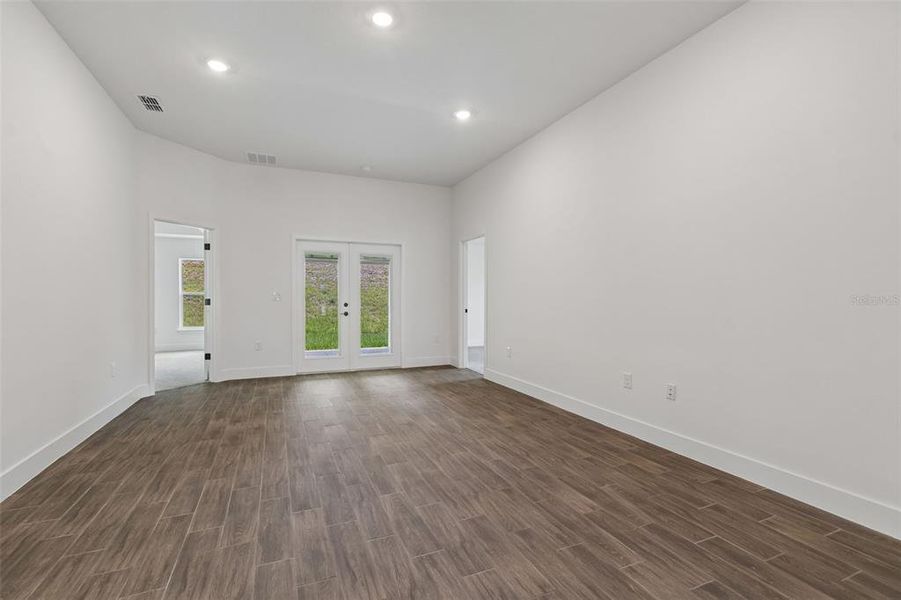 Spacious, unfurnished interior of a new home in Abbey Glen, Dade City (Image 60).