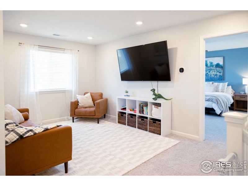 Large Upstairs Loft Space Large Upstairs Loft Space