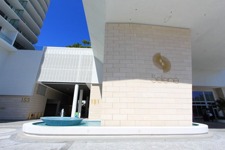 Condo located in Fort Lauderdale, FL showcasing its design and architecture (Image 27).