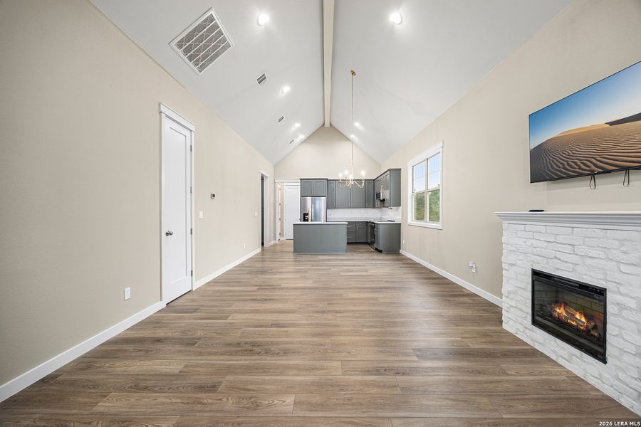 Spacious, unfurnished interior of a new home in , Canyon Lake (Image 44).