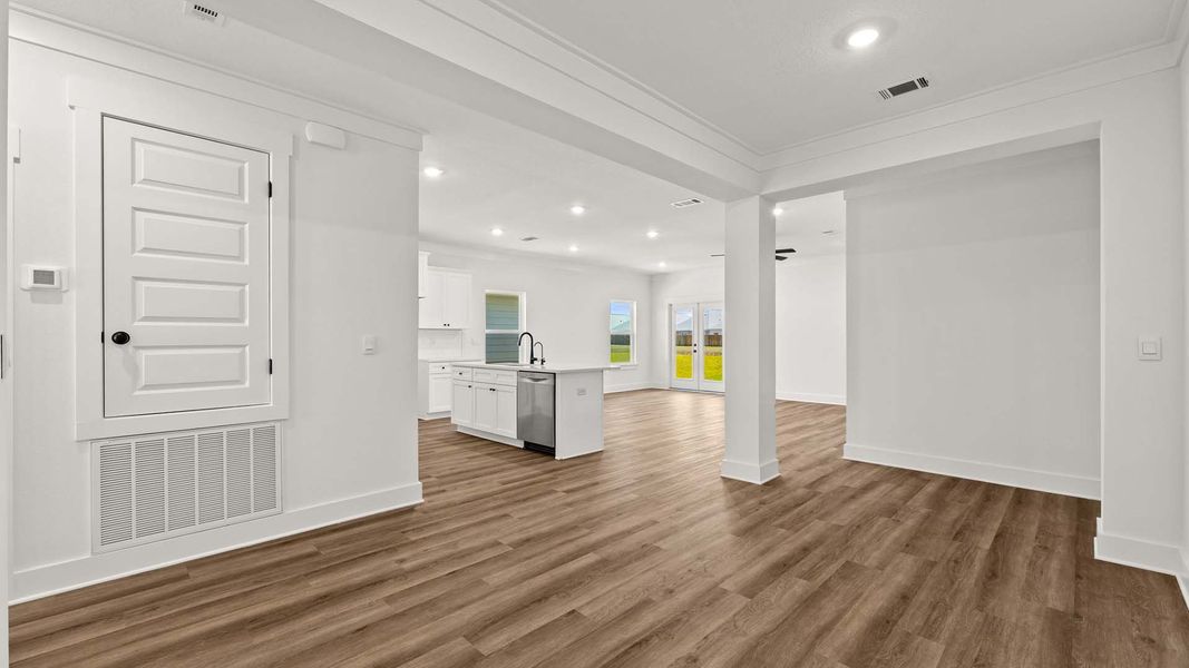 Spacious, unfurnished interior of a new home in Caballeros Estates At Hombre, Panama City Beach (Image 11).