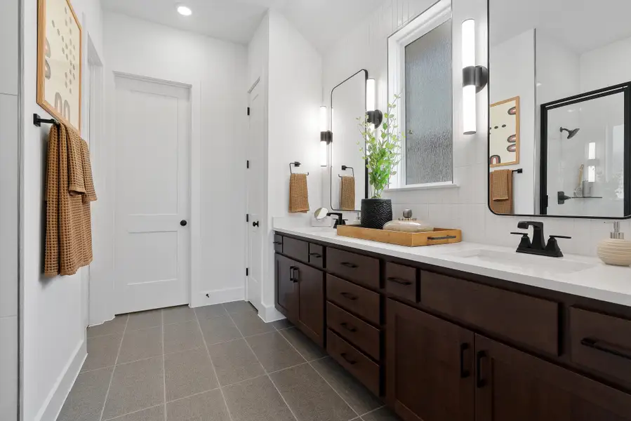 Furnished interior view inside a new home in Highland Village, Georgetown (Image 8).