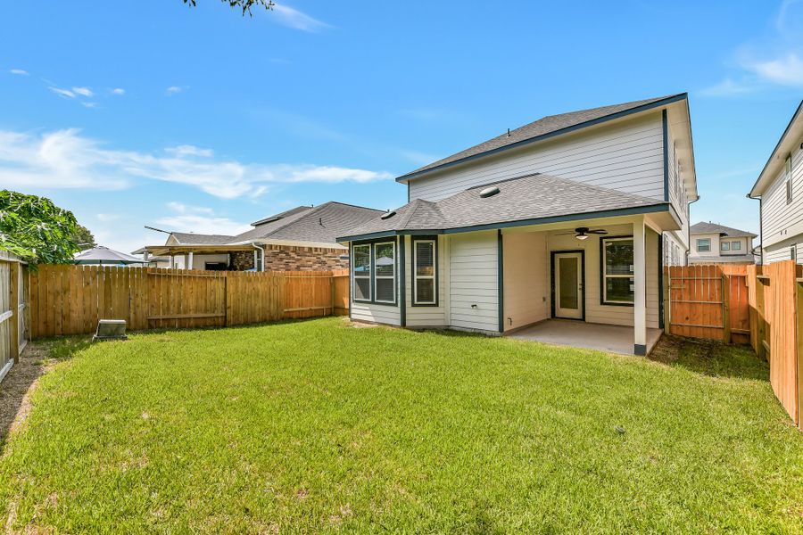 Exterior details and patio area of a home in Anderson Lake, Houston (Image 1). Exterior details and patio area of a home in Anderson Lake, Houston (Image 1).