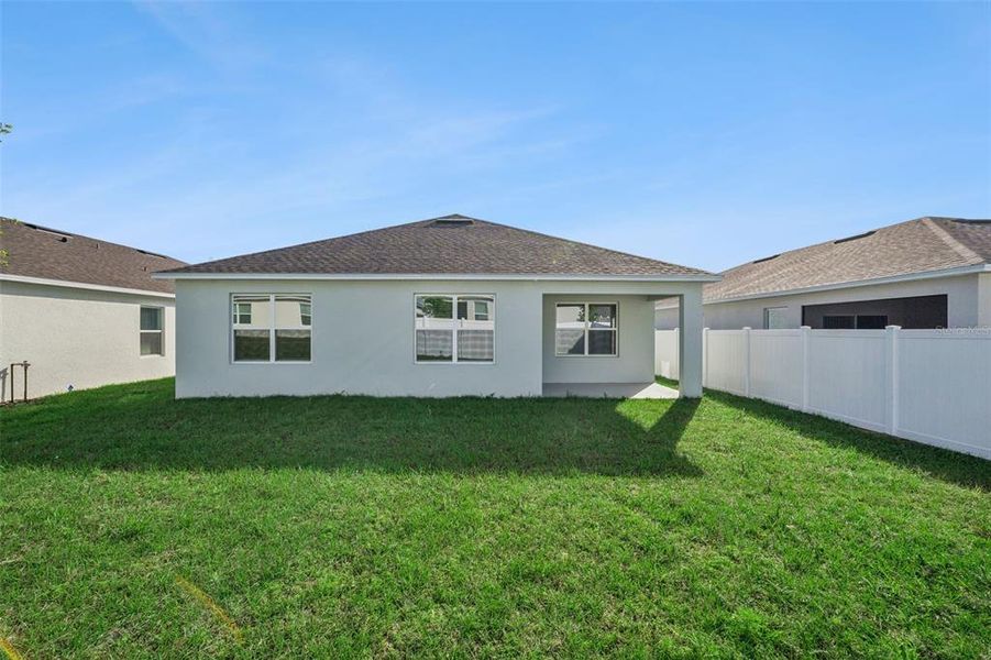 Exterior details and patio area of a home in , Tavares (Image 3).