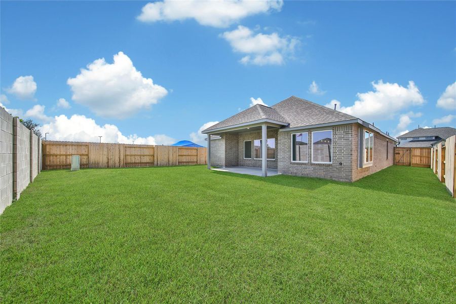 Exterior details and patio area of a home in , Rosharon (Image 4).