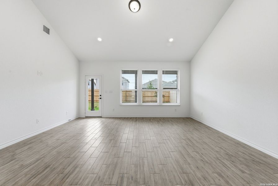 Spacious, unfurnished interior of a new home in Horizon Ridge, San Antonio (Image 12).
