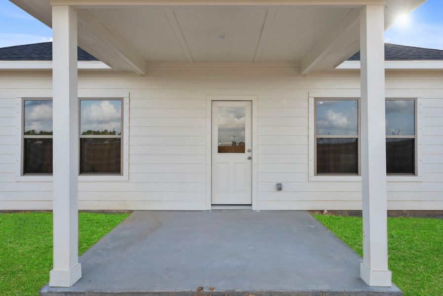 Exterior details and patio area of a home in Laurel Landing, Alvin (Image 22).