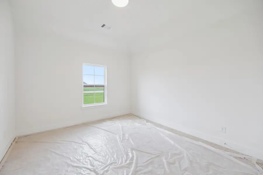 Spacious, unfurnished interior of a new home in Lakeway Estates, Waxahachie (Image 28).