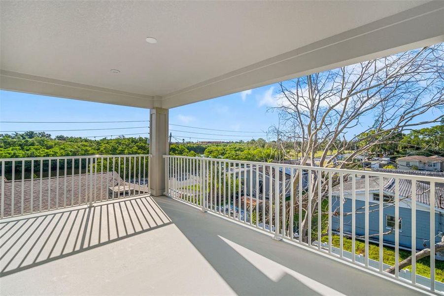 Exterior details and patio area of a home in , St. Petersburg (Image 4).