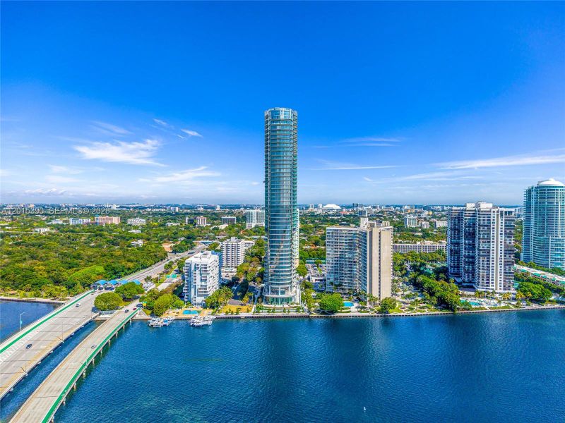Condo located in Miami, FL showcasing its design and architecture (Image 53).