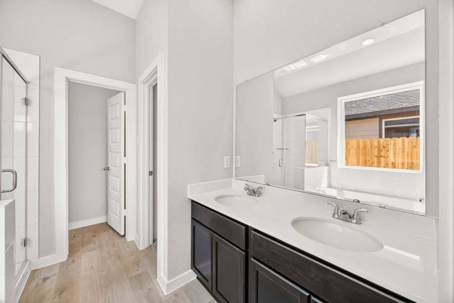 11925 Avian Avenue - Hawthorne - Primary Bathroom