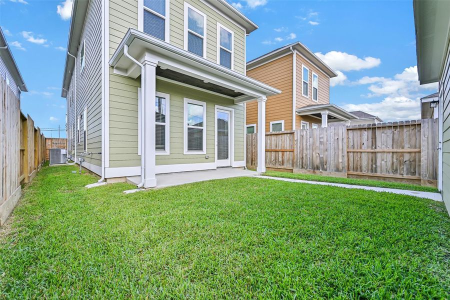 Exterior details and patio area of a home in Pearland Old Townsite, Pearland (Image 4).