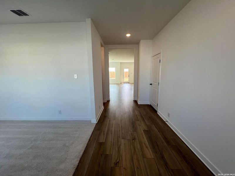 Spacious, unfurnished interior of a new home in Nopal Valley, San Antonio (Image 20).