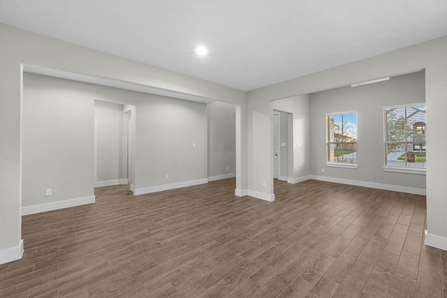 Spacious, unfurnished interior of a new home in Briarwood Crossing, Rosenberg (Image 31).