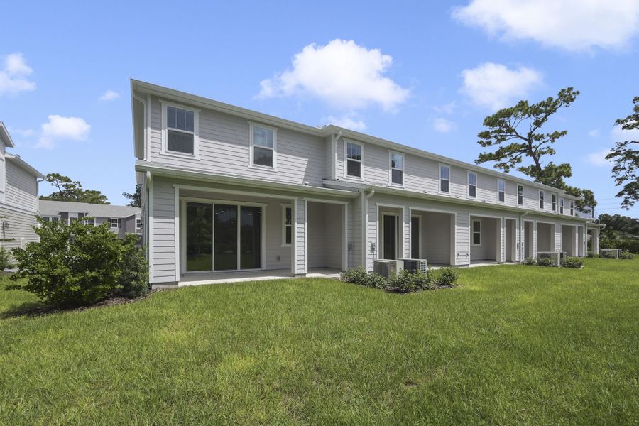 Exterior details and patio area of a home in Towns at Greenleaf, Oviedo (Image 3).