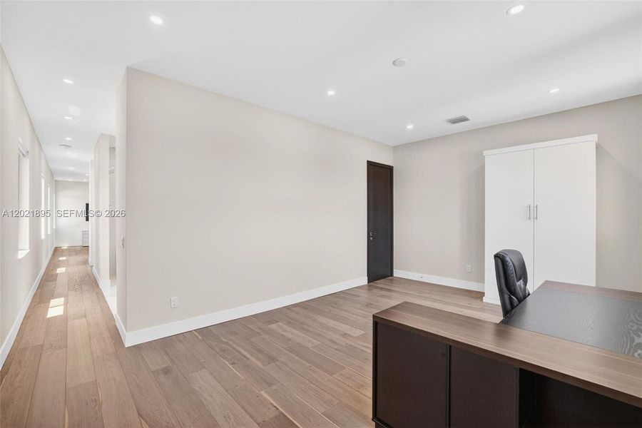 Spacious, unfurnished interior of a new home in , Pompano Beach (Image 27).