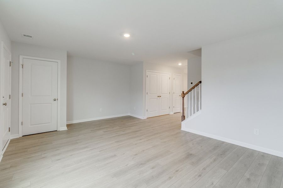 Spacious, unfurnished interior of a new home in Astoria, Columbia (Image 14).