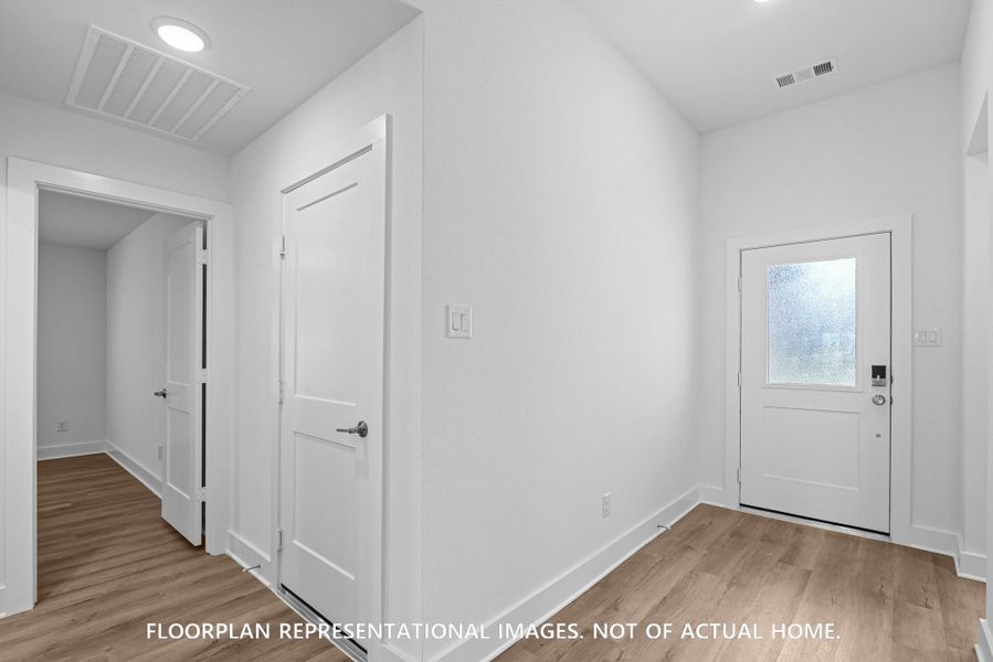 Spacious, unfurnished interior of a new home in Ambrose, La Marque (Image 10).