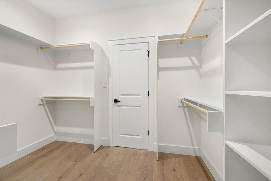 Spacious, unfurnished interior of a new home in , Bedias (Image 20).